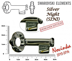 SWAROVSKI KEY to the Forest 6918 ( podpis YOKO ONO) barva SILVER NIGHT velikost 50mm.