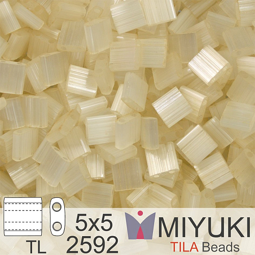 Korálky MIYUKI tvar TILA BEADS velikost 5x5mm. Barva TL-2592 Antique Ivory Silk Satin. Balení 5g.