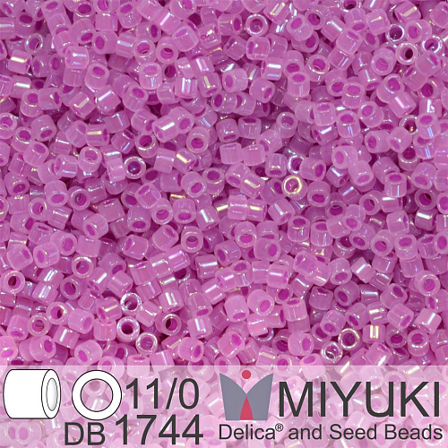 Korálky Miyuki Delica 11/0. Barva Fuchsia Lined Opal AB  DB1744. Balení 5g.